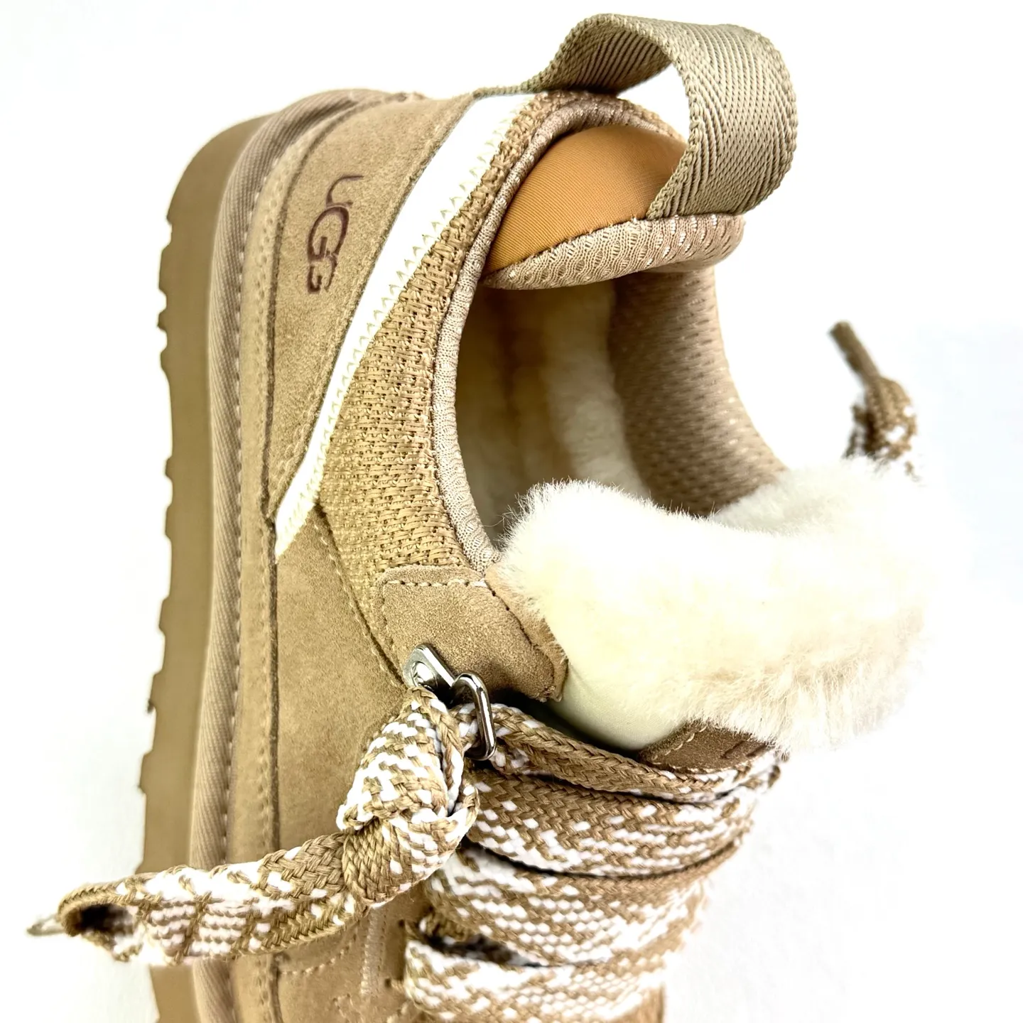 Local 💰600 supports stocking. Platform operation #UGG｜Low top 4032 Mel casual shoes, upper design, recycled ballistic canvas mesh, high-quality suede upper, two-color flat shoelaces. The inner material of the shoe is made of Longfeng sheep fur. The fur lining keeps warm and locks in temperature. The sole material is comfortable Treadlite by #UGG #EVA. Light wing outsole. Size: 35 36 37 38 39 40